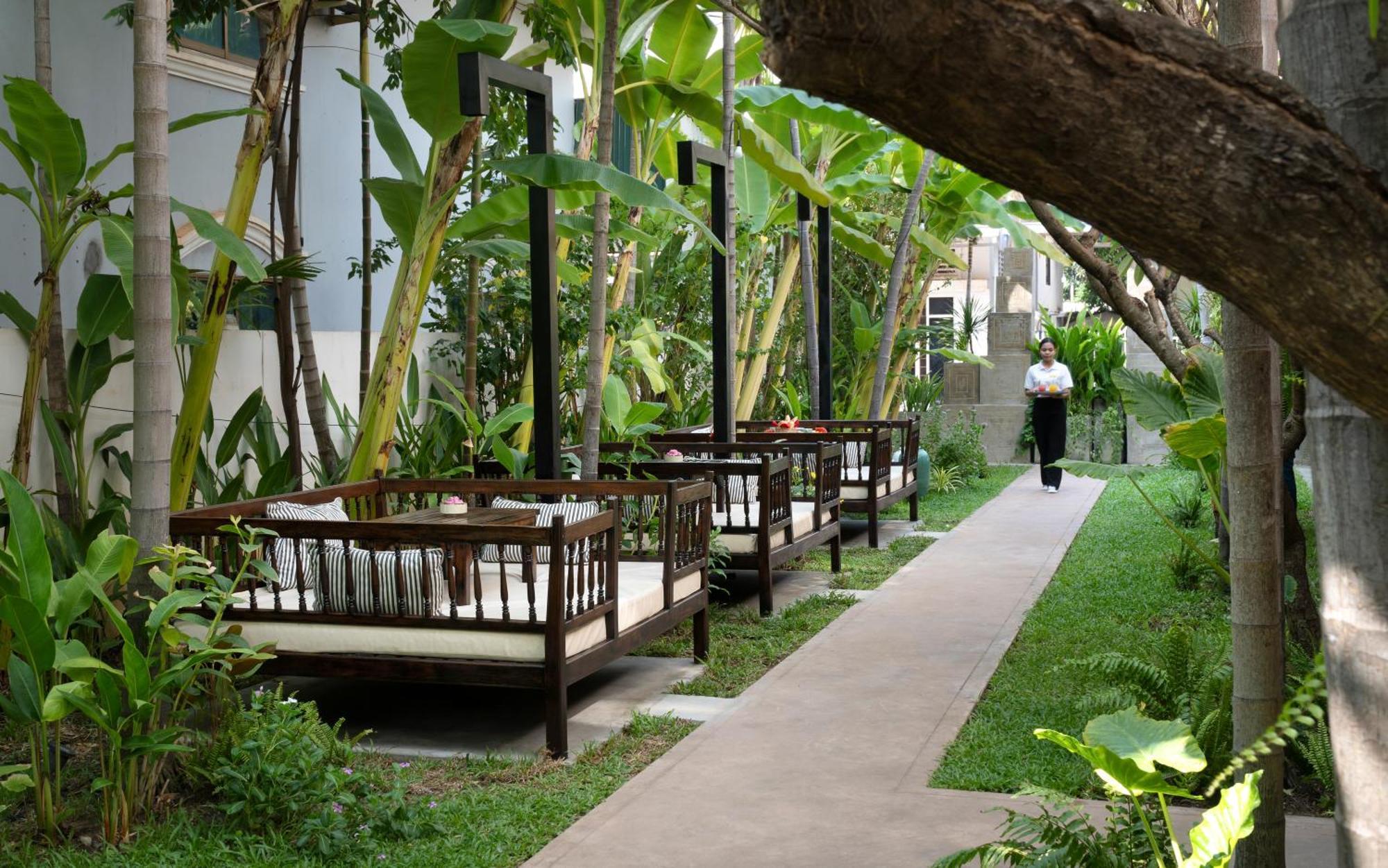 The Urban Hotel Siem Reap Bagian luar foto