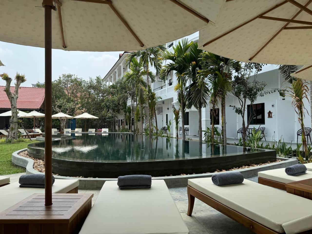 The Urban Hotel Siem Reap Bagian luar foto